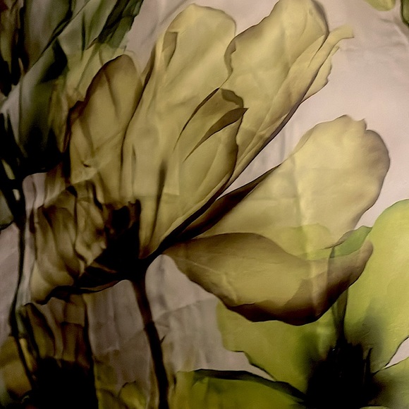 Versace Scarf 33’x33’x33’x33’ - Picture 15 of 16